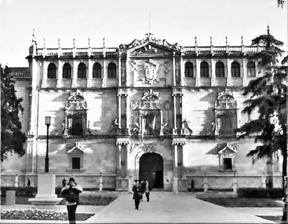 а b Рис 24 a University at Alcala de Henares 15371553 Rodrigo Gil - фото 105