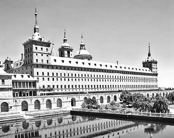 a b Рис 25 Escorial Palace Мадрид Испания 15621582 Juan Bautista - фото 107