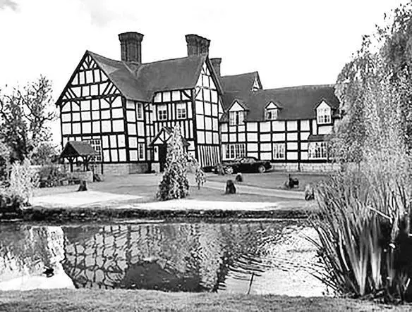 Рис 2 29 Конструктивная схема и староанглийский фасад halftimbered house - фото 144