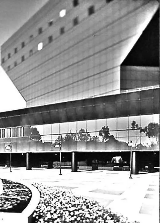 Рис 10 1 Pacific Design Center Los Angeles Калифорния 1976 Cesar Pelli - фото 667
