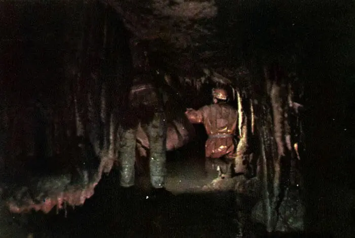 Бывают и такие пещеры Опасны в пещерах обвалы и камнепады поэтому перед - фото 25