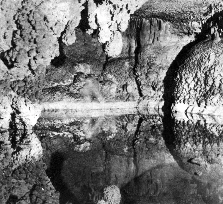Озерцо в пещере выхваченное из темноты светом вспышки То что пещеры сложны - фото 27