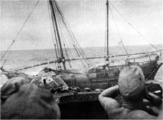 U 188 таранит рыбацкую лодку Снимок сделан 11 февраля 1944 г Индийский океан - фото 86