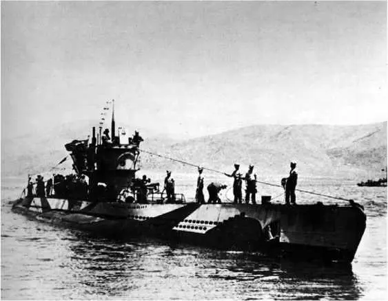 Подлодка U 565 в средиземноморском камуфляже Следующий поход вписал - фото 90