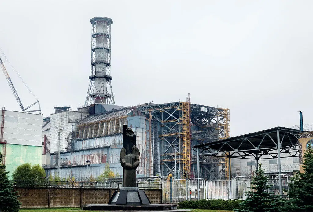 Памятник у бывшего четвертого энергоблока Вид на Припять с крыши Фудзиямы - фото 6
