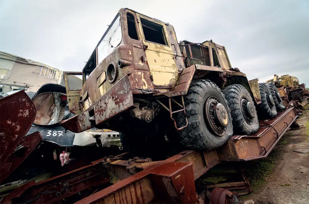 Буряковка Военный автотранспорт включая останки вертолета слева Припять - фото 12