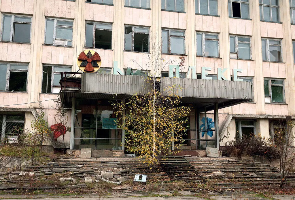 Припять Вход в здание горкома партии Припять Вид на Чернобыль с крыши - фото 19