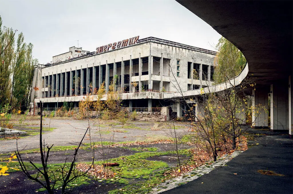 Припять Дворец культуры Цилиндрический зал с рингом за кадром справа - фото 22