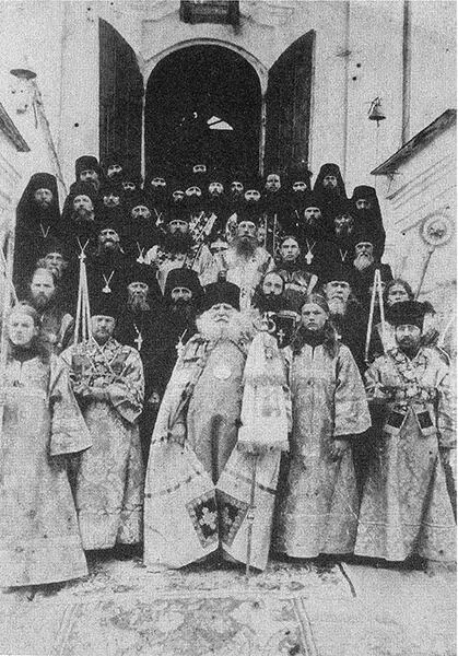 Епископ Михей Алексеев с братией монастыря у входа в Введенский собор - фото 18