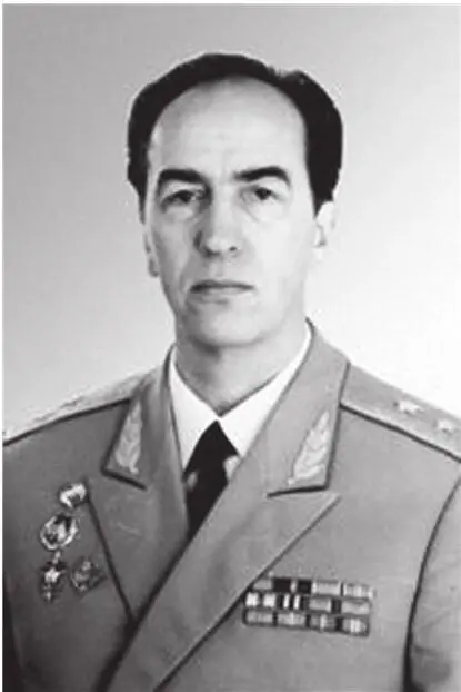 генераллейтенант Иван Сергеевич Розанов С 1979 по 1987 год генераллейтенант - фото 159