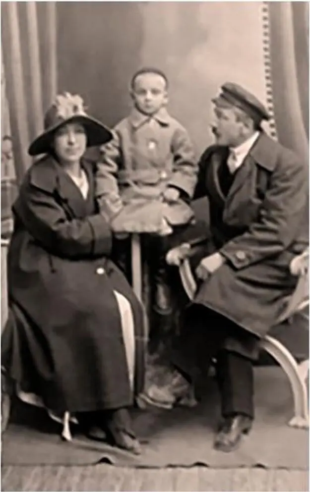 г Гайсин 1924 и 1929 гг Фото из семейного архива Леониду 15 лет Фото из - фото 2