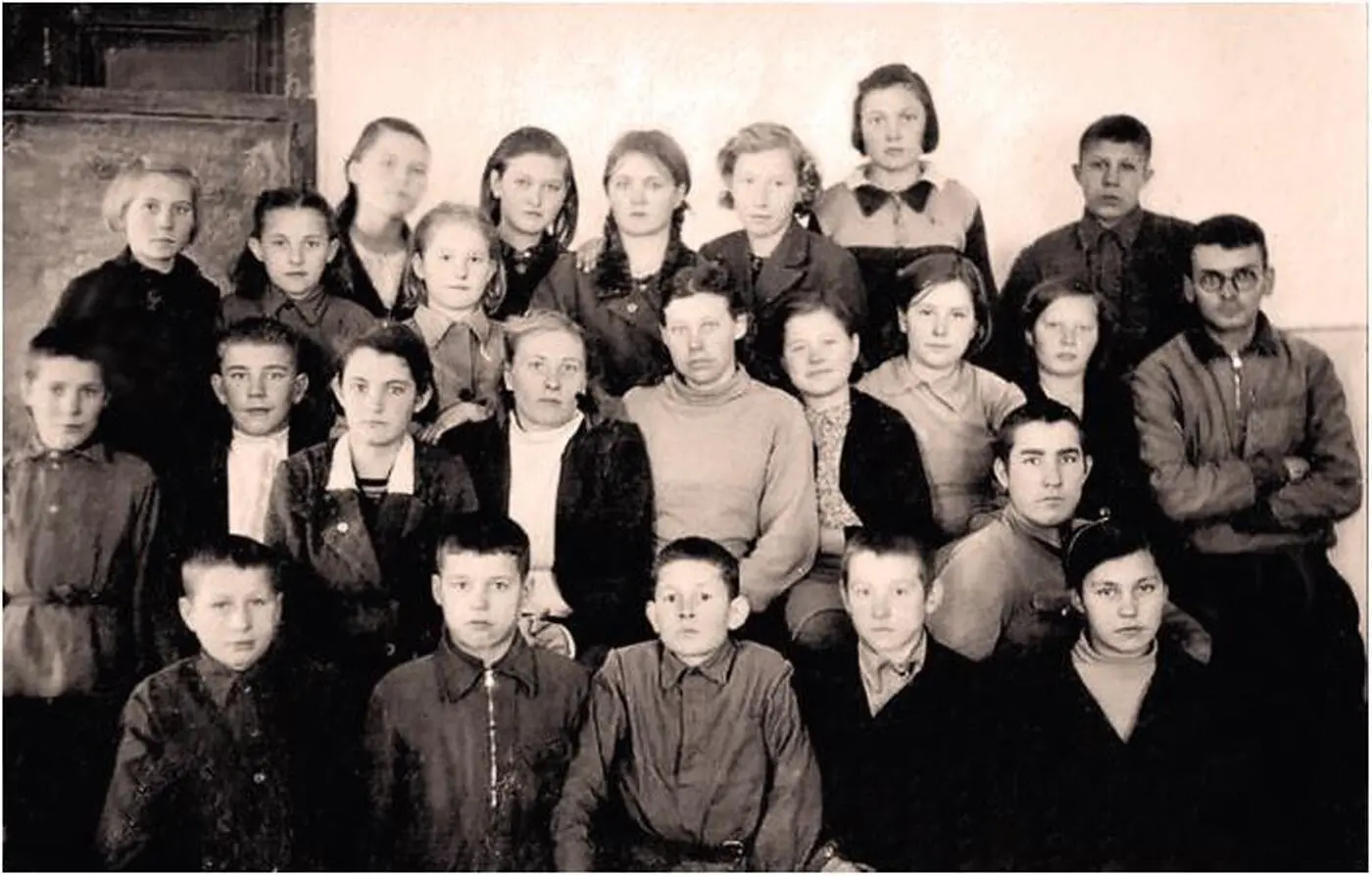 Л Гартунг первый справа во втором ряду с детьми школы 35 на Степановке Л - фото 7