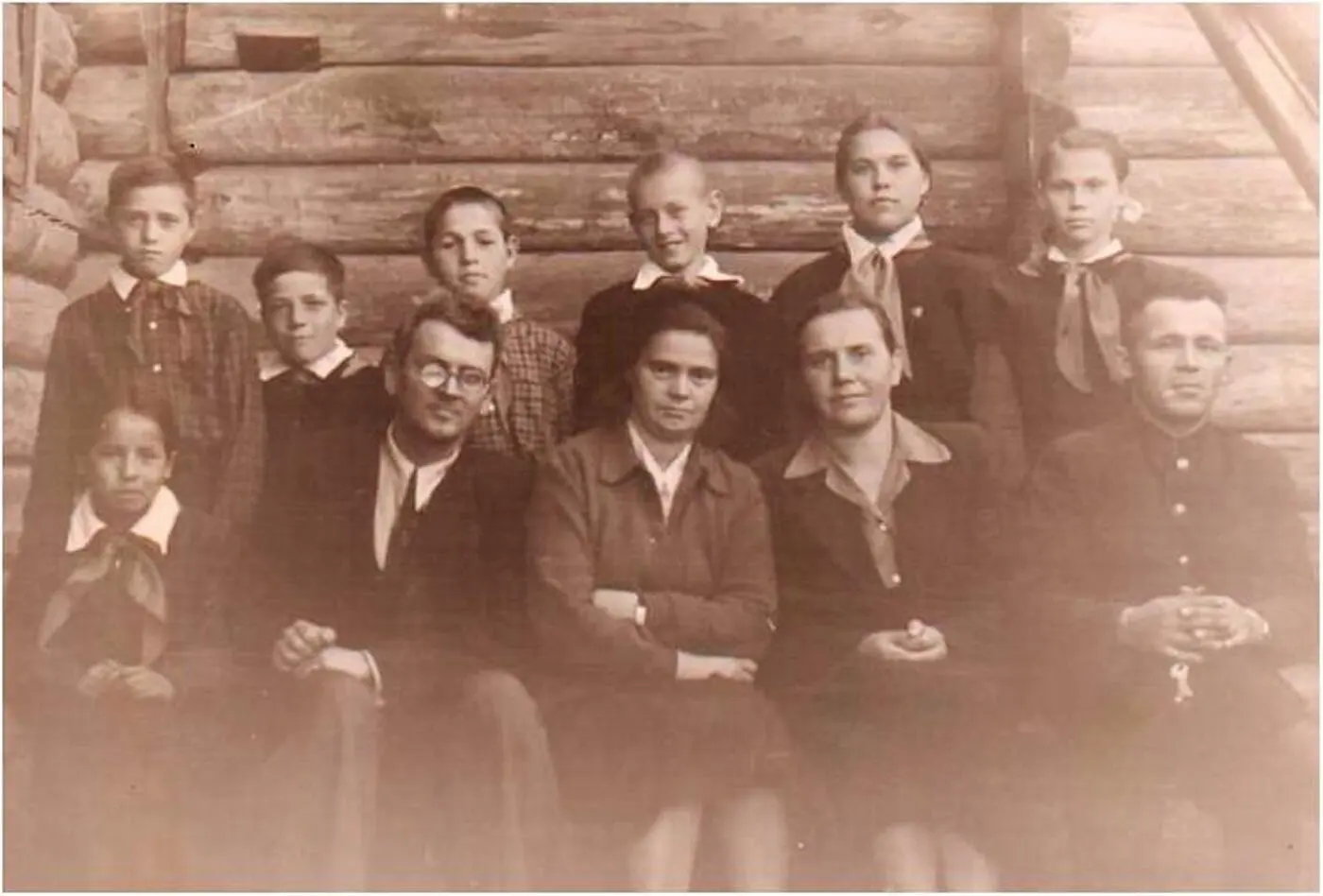Л Гартунг второй слева в первом ряду с учителями и учениками Калтайской школы - фото 8