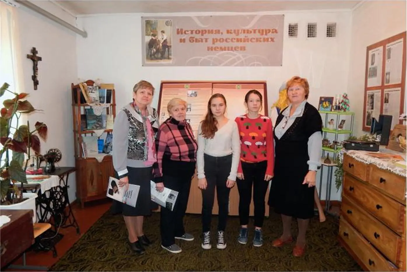 На фотографии слева направо дочери Л Гартунга Татьяна и Наталия дети Е - фото 12