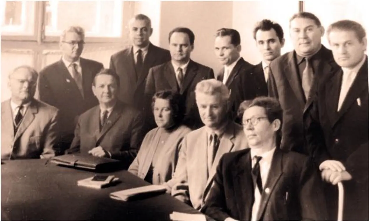 Союз писателей Томской области 1963 г Л А Гартунг стоит первый слева - фото 15