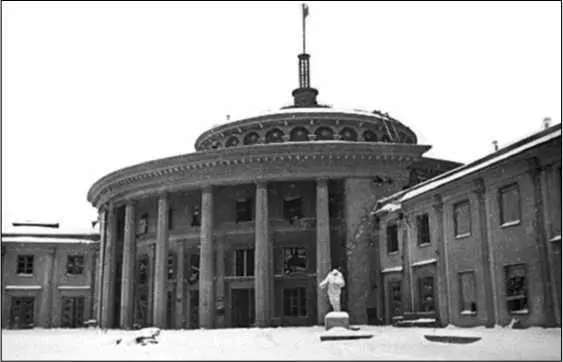Здание Речного вокзала в Калинине декабрь 1941 года Вероятнее всего танки - фото 39