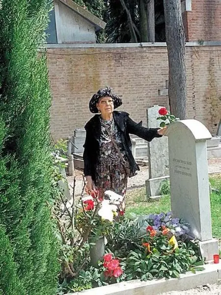 Валентина Полухина побывавшая на могиле Иосифа Бродского в этом году дважды в - фото 14