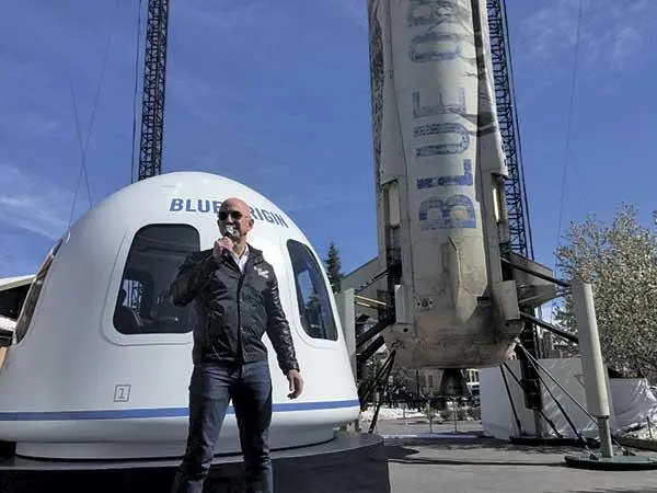 Джефф Безос демонстрирует капсулу для экипажа фирмы Blue Origin и ракету - фото 2