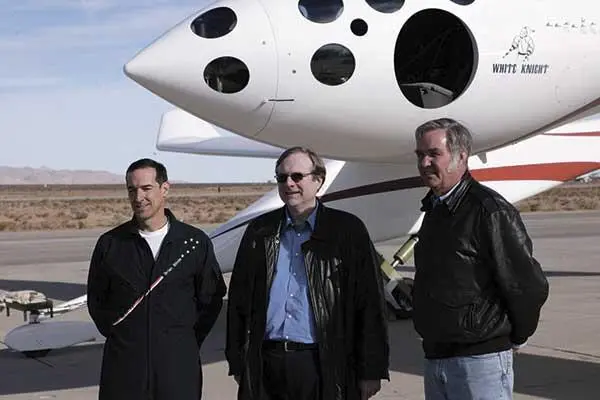 Брайан Бинни слева Пол Аллен и Берт Рутан перед кораблем SpaceShipOne после - фото 6