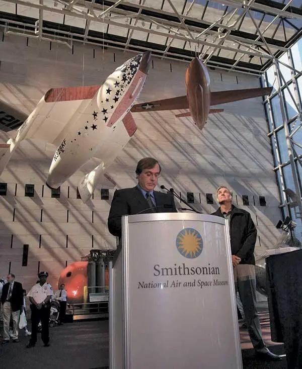Пол Аллен выступает на церемонии открытия экспозиции SpaceShipOne в - фото 7