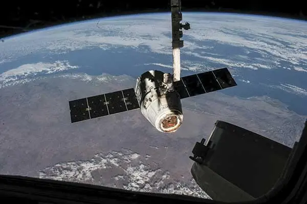 Корабль Дракон фирмы SpaceX отбывает с МКС выполнив свою задачу по доставке - фото 10
