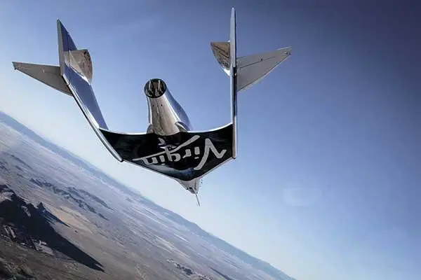Корабль SpaceShipTwo компании Virgin Galactic в безмоторном испытании над - фото 17