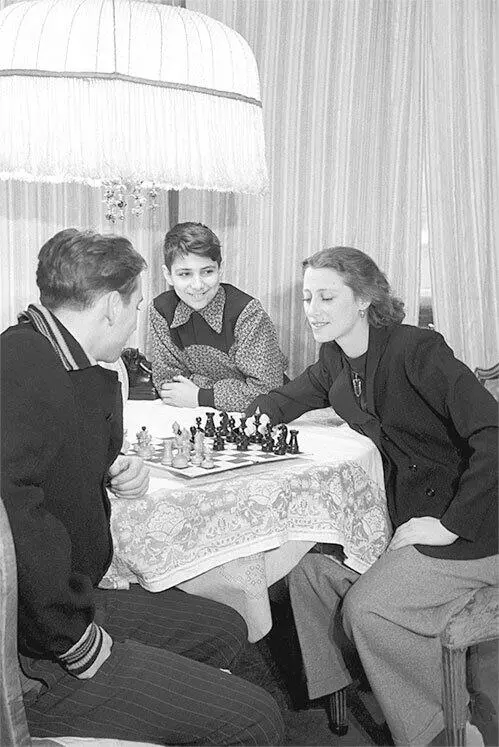 Майя Плисецкая с братьями 1950е гг В попавшейся на глаза газетной заметке - фото 9