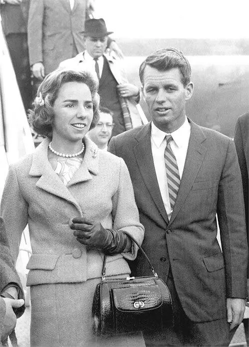 Роберт Кеннеди с женой Этель 1960е гг Некоторые видят вещи как они есть - фото 33