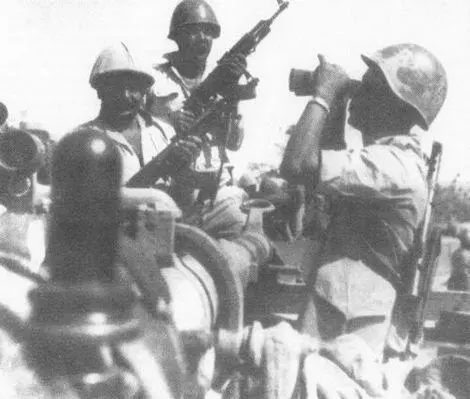 Египетские солдаты вооруженные автоматами Калашникова во время войны 1973 - фото 62