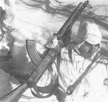 Югославский солдат вооруженный 762мм ручным пулеметам М65А пробирается по - фото 92