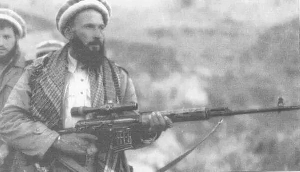 Афганский моджахед с трофейной винтовкой СВД Хорошо виден длинный и тонкий - фото 106