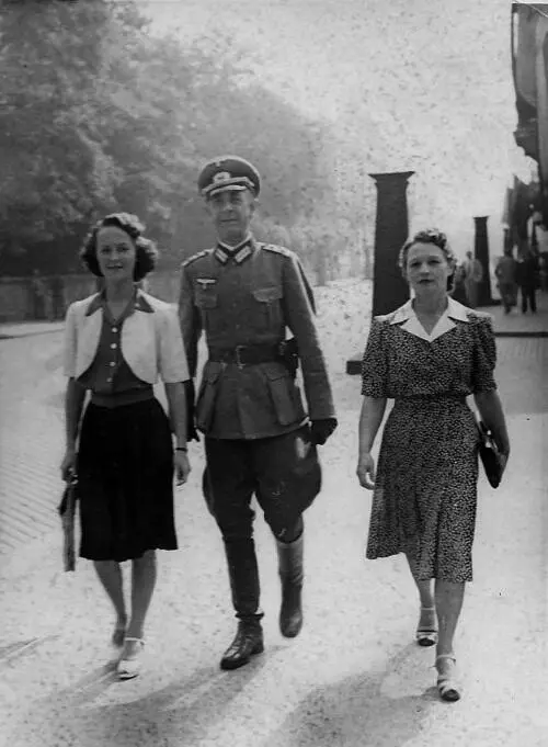 Гауптман Александр Шмелев с женой и дочерью София 1943 г Архив храма Святой - фото 6
