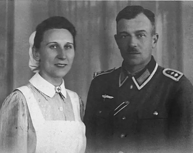 Оберфельдфебель Анатолий Янушевский и его жена сестрахелферин немецкого - фото 10