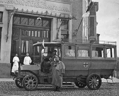 Санитарная машина у здания Крестьянского поземельного банка где размещался - фото 110