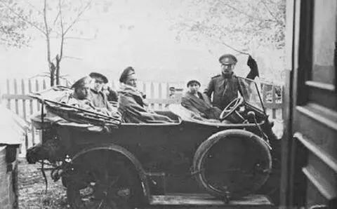 Автомобиль с ранеными у крыльца крепостного госпиталя Фото 1914 г - фото 111