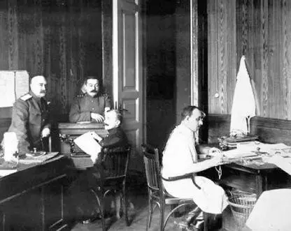 Врач и служащие в канцелярии крепостного госпиталя Фото 1914 г С началом - фото 113