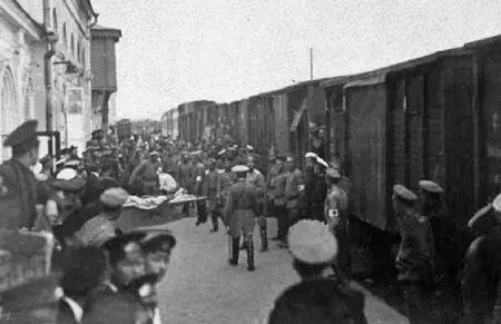 Прибытие санитарного эшелона на вокзал Гродно Фото 1914 г Положение на фронте - фото 115