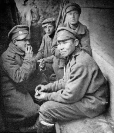 Русские солдаты на полевых позициях Фото 1915 г Специальное расследование - фото 132