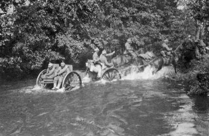 Артиллерия из состава 75й резервной дивизии в марше на Гродно Фото 1915 г - фото 141