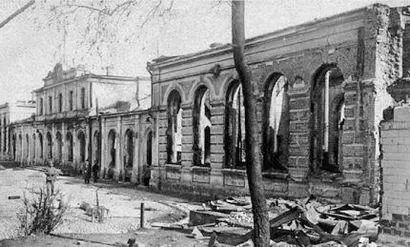 Железнодорожный вокзал станции Гродно разрушенный во время боёв за город Фото - фото 158