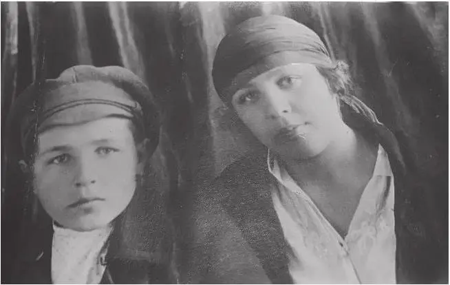 Курьер Губкома комсомола Сережа Чаплин с сестрой Марией Смоленск 1919 год - фото 7