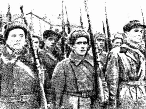 Рабочие отряды уходят на фронт В рядах добровольцев маршировали рядом старый - фото 13