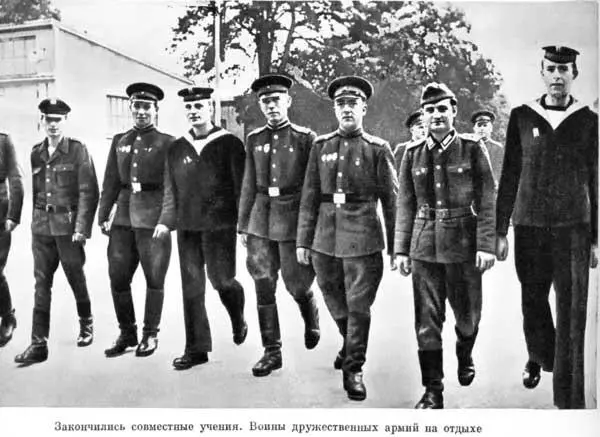 Закончились совместные учения Воины дружественных армий на отдыхе На полевых - фото 244