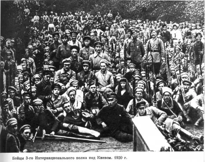 Войска 3го Интернационального полка под Киевом 1920 г Проводы комсомольцев - фото 47