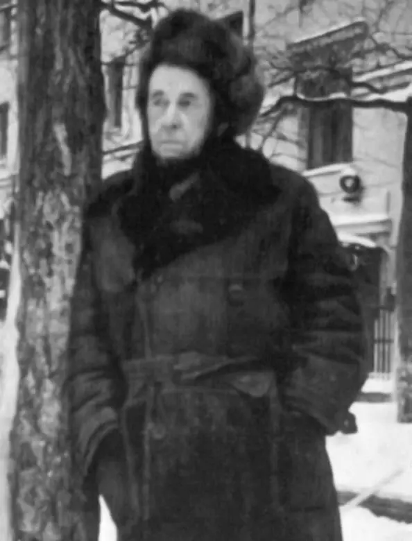 Последняя фотография А И Солженицына в СССР во дворе дома в Козицком - фото 96