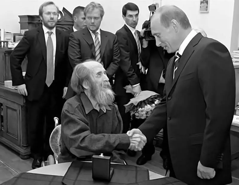 Визит к А И Солженицыну президента России В В Путина 2007 г Убедить - фото 115