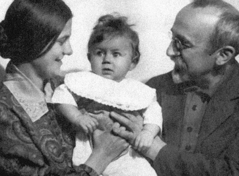 С мамой и дедушкой Рудольфом Вильгельмовичем Гангнусом Фото из архива - фото 3