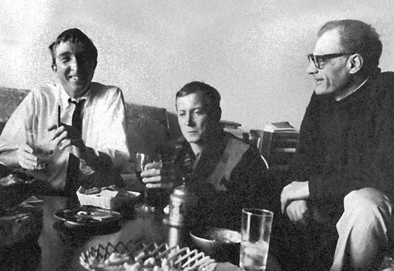 С Джоном Апдайком и Артуром Миллером 1962 С Робертом Кеннеди Фото из архива - фото 17