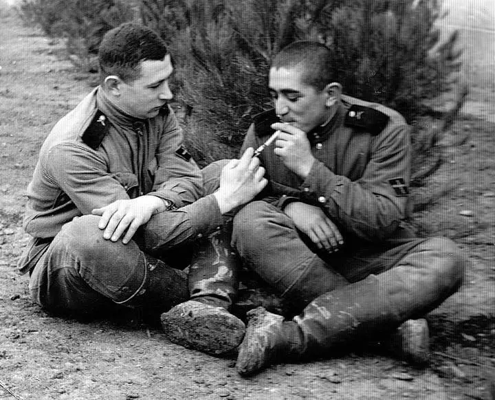 На перекуре с Холом Хасановым Март 1958 Картина Последняя граната Холст - фото 22