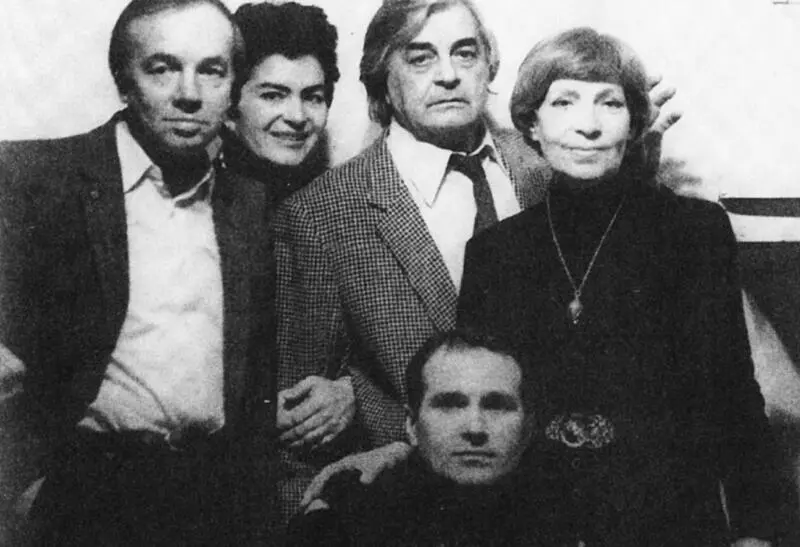 С Юрием и Каталиной Любимовыми Андреем Вознесенским фотографирующим Валерием - фото 3